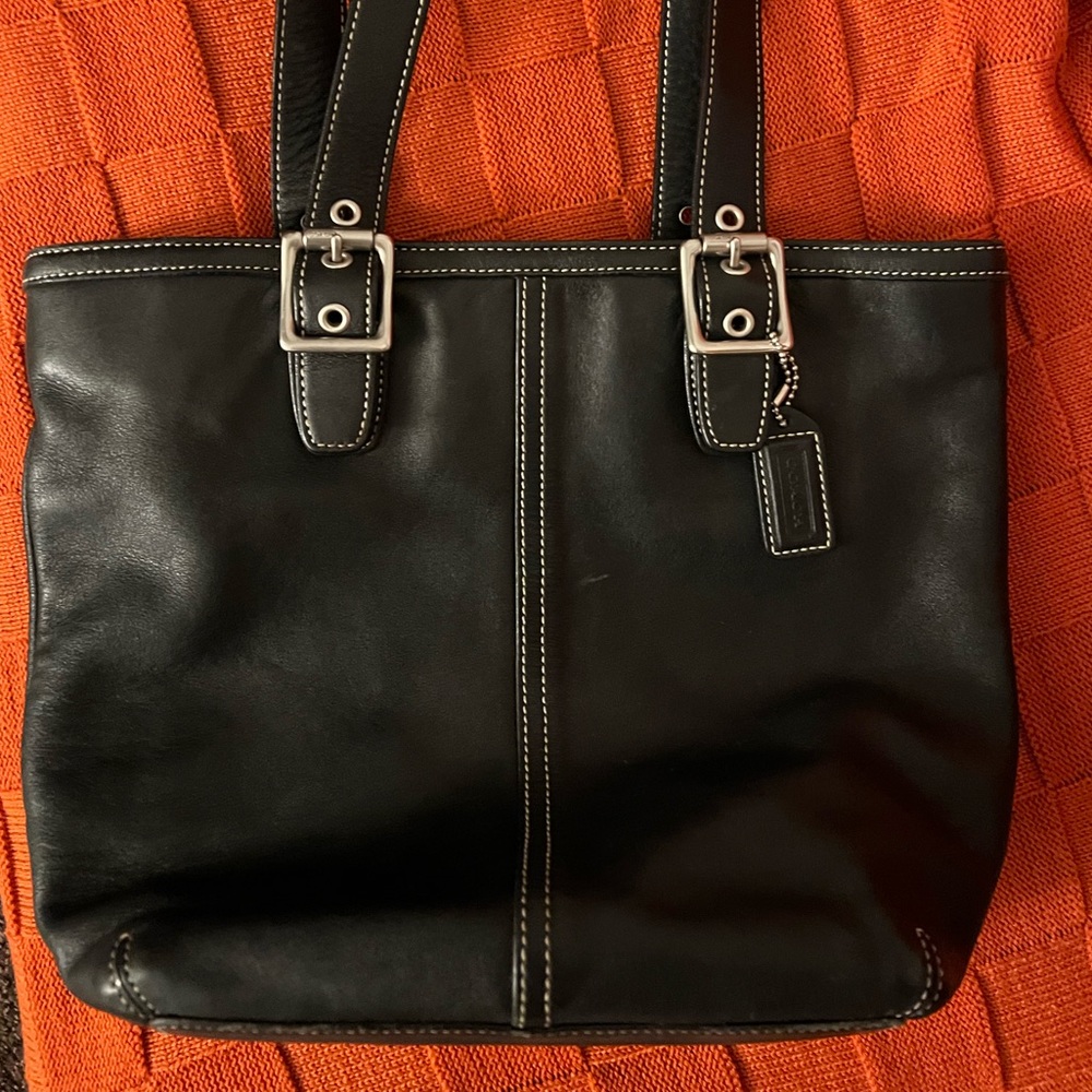 Medium Coach purse with zipper. All leather, original owner.